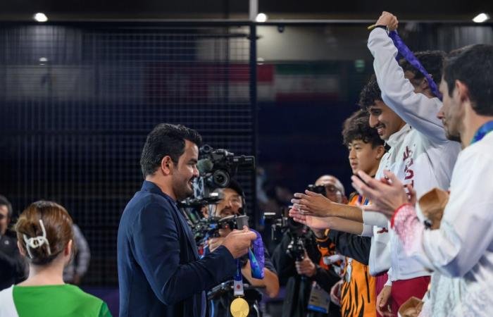 الرياضة القطرية | رئيس المجلس الأولمبي الآسيوي يتوج منتخب قطر بذهبية البادل بدورة الألعاب الآسيوية | قطر الان