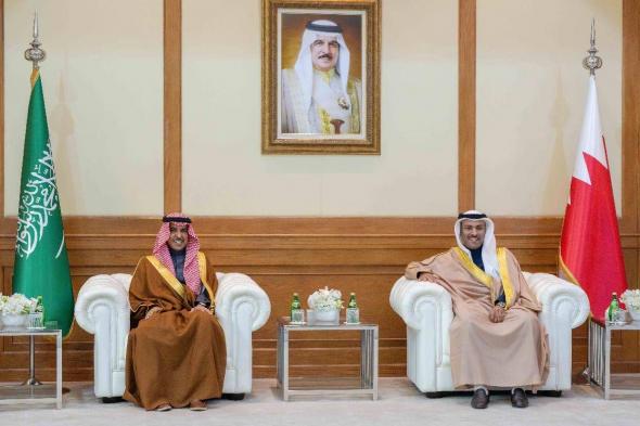 البحرين الان | وزير الإعلام يعقد جلسة مباحثات مع وزير الإعلام بالمملكة العربية السعودية | الخليج الان البحرينية