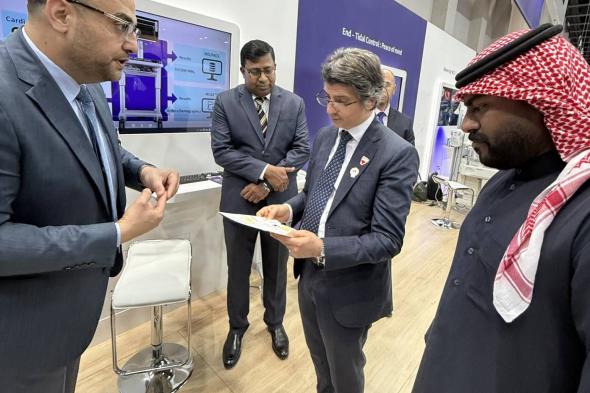 البحرين الان | الأنصاري يلتقي عدداً من ممثلي الشركات الطبية خلال زيارته لفعاليات مؤتمر ومعرض الصحة العربي 2025 | الخليج الان البحرينية